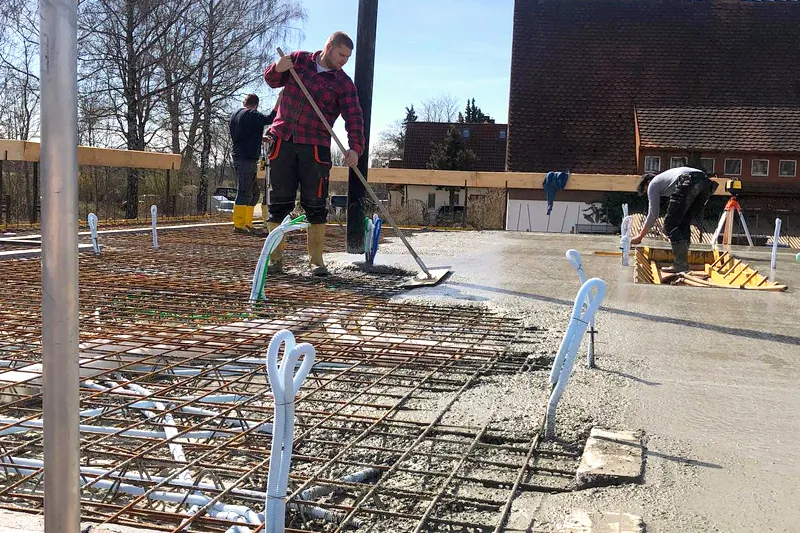 Max Fichtel und sein junges Team bei den Betonarbeiten auf der Baustelle