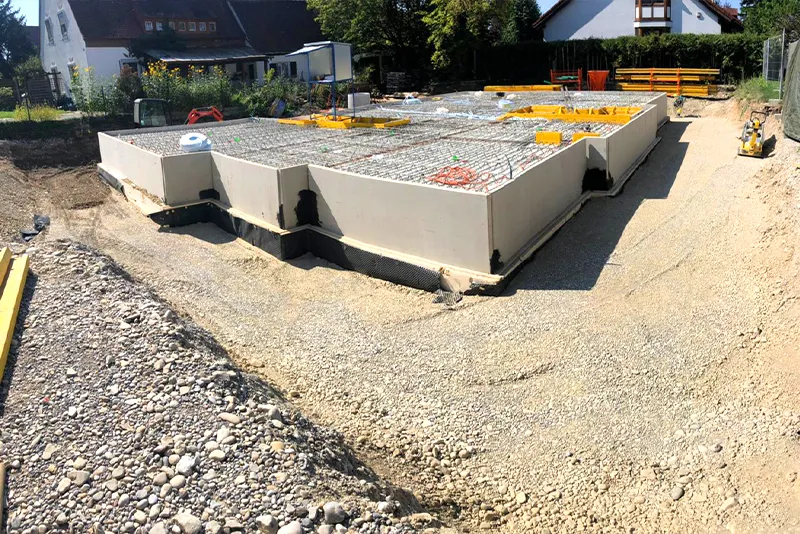 Vorbereiteter Baugrund mit Fundamentbereich