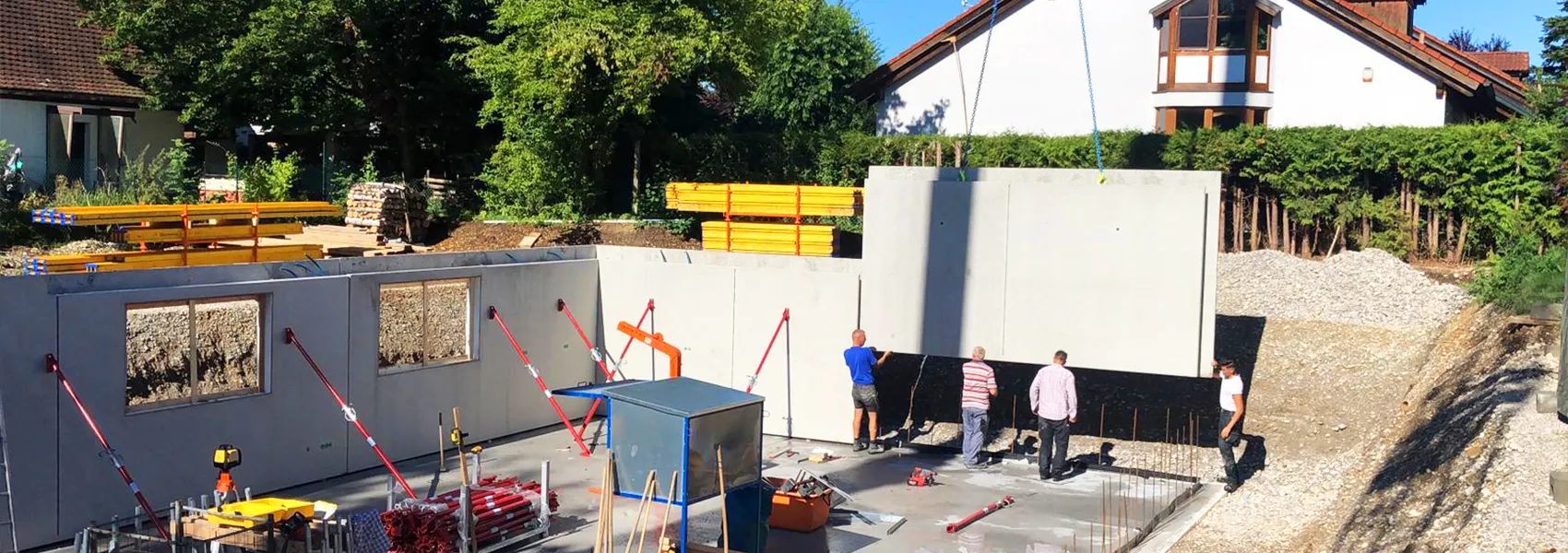 Rohbau im Bau - Schalung und Gerüst auf der Baustelle